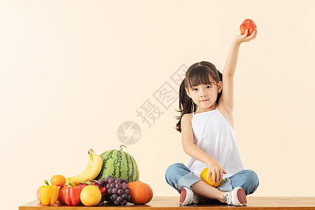 小女孩手拿蔬菜小女孩手拿水果蔬菜背景