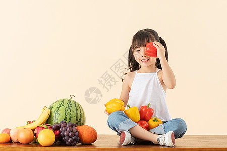 小女孩手拿水果蔬菜图片