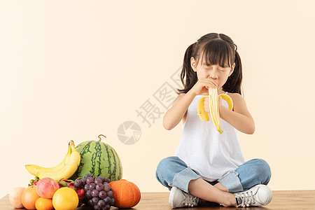 小女孩开心吃着香蕉图片