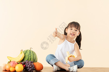 小女孩开心吃着香蕉图片