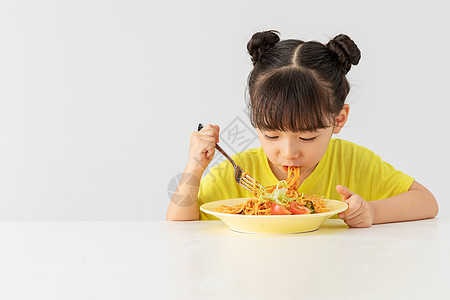 六一儿童小女孩吃意大利面背景