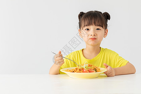 小女孩在吃早餐图片