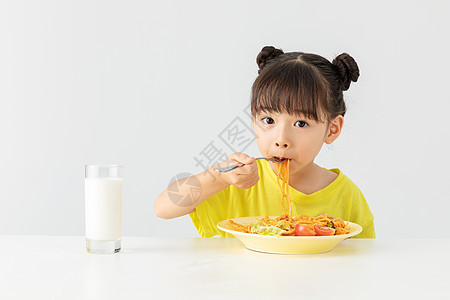 小女孩吃意大利面图片