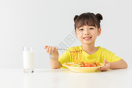 吃饭开心小女孩在吃早餐背景