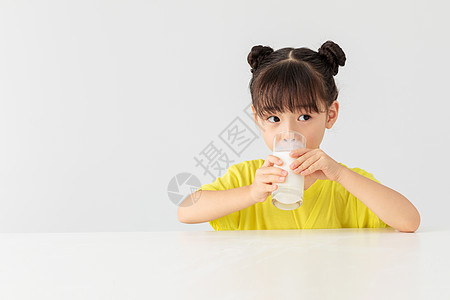 小女孩喝牛奶很开心图片