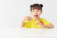 小女孩开心的吃着汉堡包图片