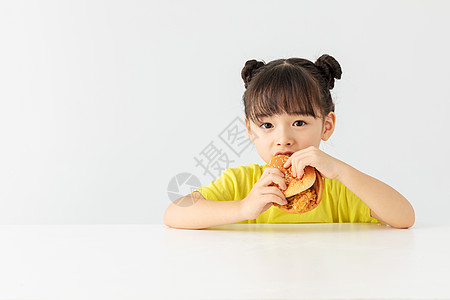 小女孩大口的吃着汉堡包图片