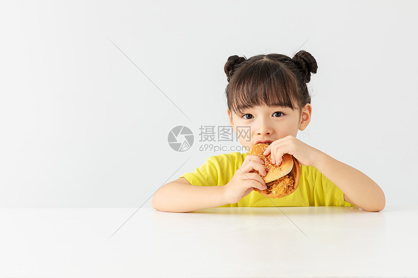 小女孩大口的吃着汉堡包图片