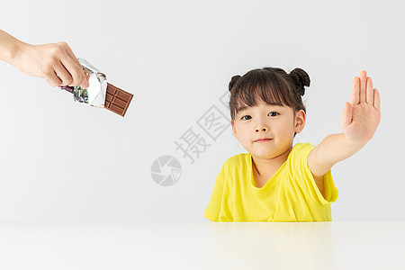 小女孩拒绝吃别人喂的巧克力图片