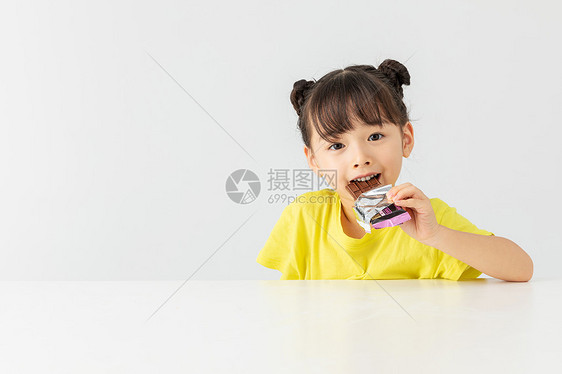 小女孩开心的吃着巧克力图片