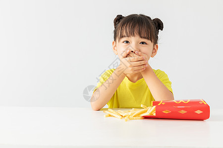 小女孩拒绝吃薯条图片