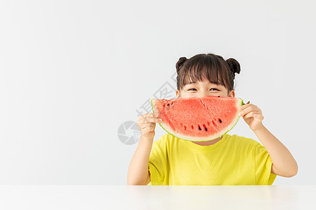 夏日女孩吃西瓜可爱小女孩在桌子上吃西瓜背景