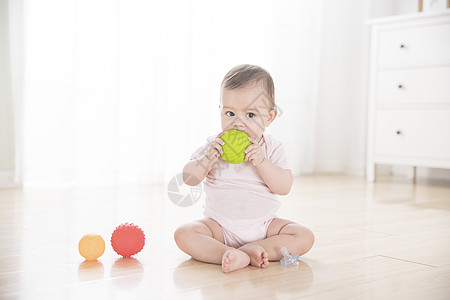 婴儿啃触感球图片