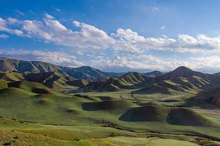 新疆山野航拍风光草原蓝天白云图片