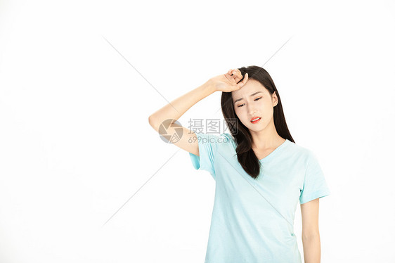 炎热夏日美女避暑图片