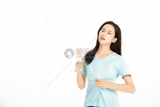 夏日女性手拿风扇降温图片