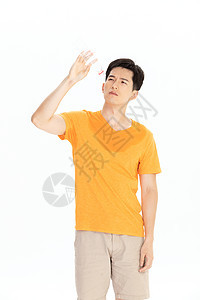 黄色短袖男性喝水降温图片