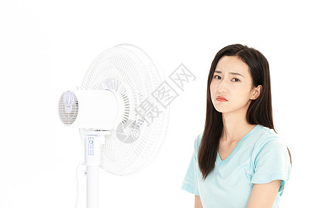 炎热夏日女性吹风扇图片