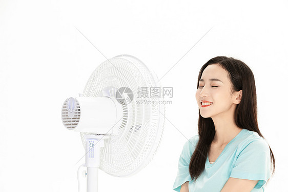 夏天清凉美女吹风扇图片