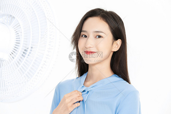 美女夏日吹风扇图片