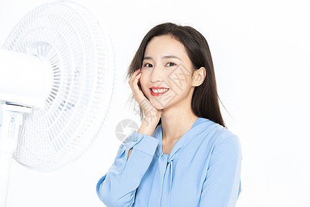 美女夏日吹风扇图片