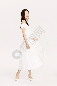白色连衣裙美女挥动裙边图片