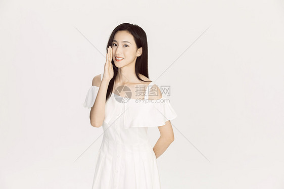 夏日女性穿着白色连衣裙图片