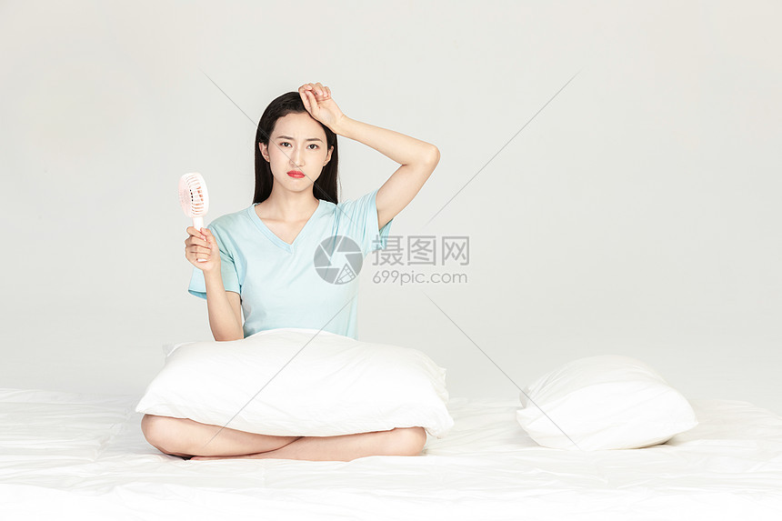 美女吹风扇避暑图片