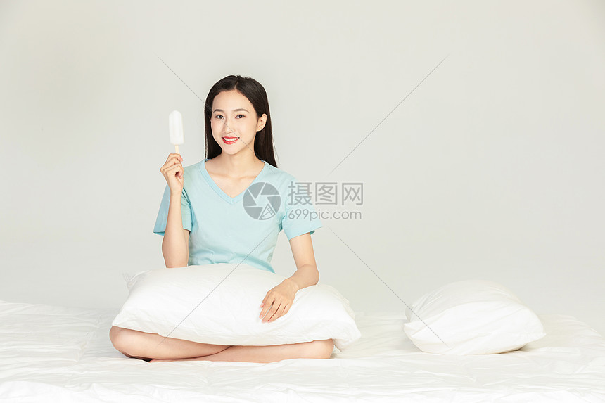 美女夏日解暑图片