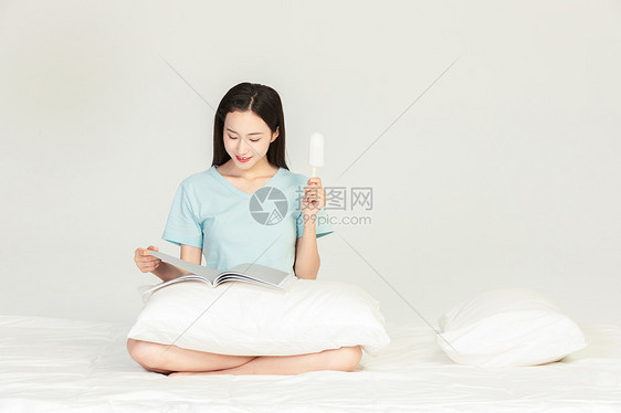 美女夏日解暑图片