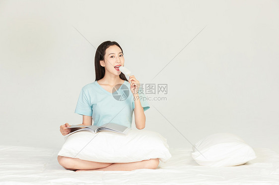 美女夏日解暑图片