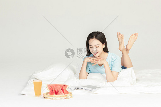 美女夏日避暑图片