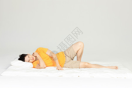 男性避暑睡觉图片