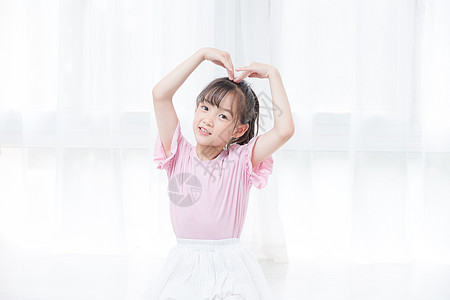 可爱比心小女孩背景