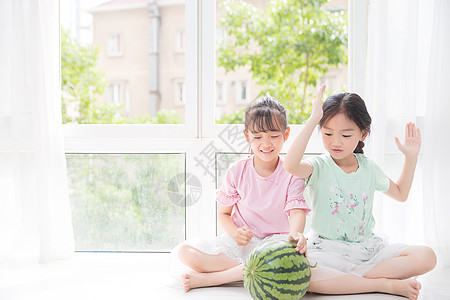 夏日小闺蜜玩西瓜图片