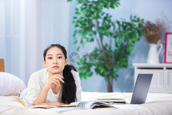 女性床上学习图片