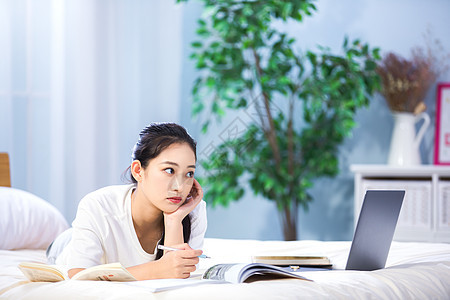 女性床上学习图片