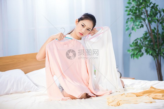 女性卧室试穿衣服图片