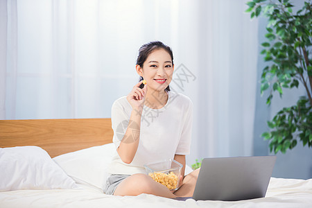 女性卧室吃爆米花图片
