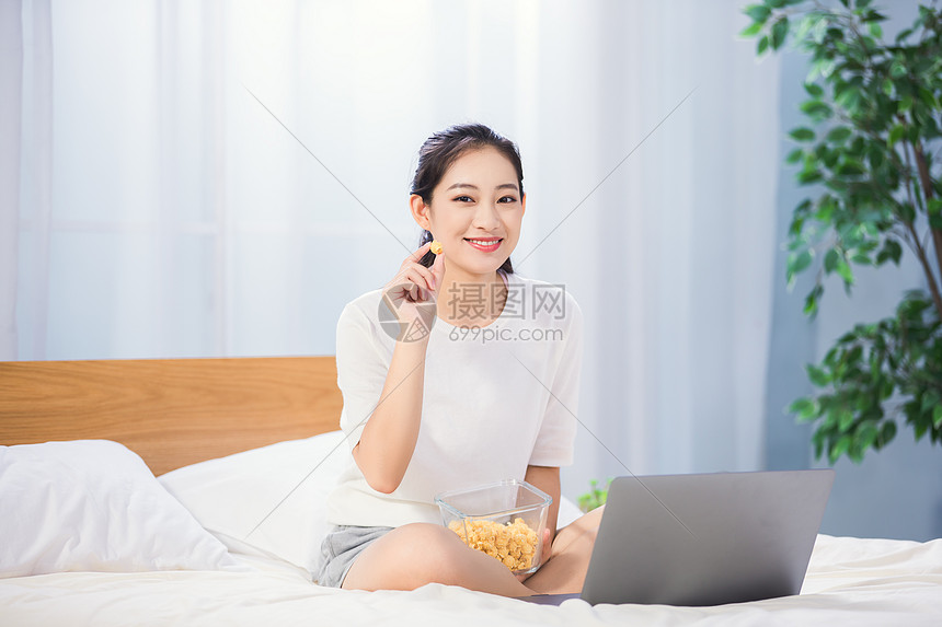 女性卧室吃爆米花图片