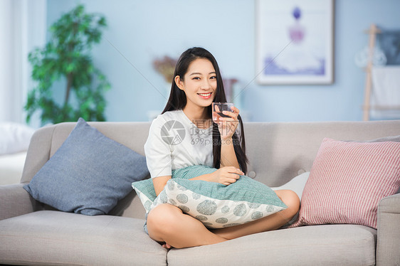 女性沙发上喝水图片