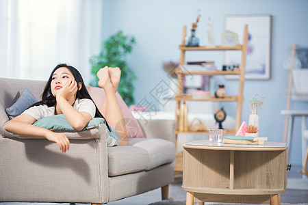 女性躺在沙发上发呆高清图片