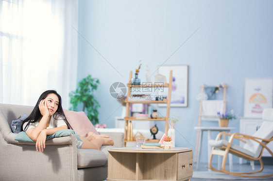 女性躺在沙发上发呆图片