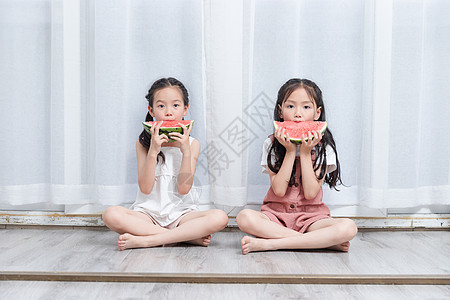 小闺蜜吃西瓜图片