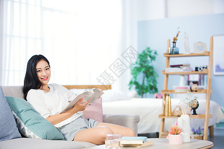 女性沙发上阅读图片