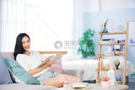 女性沙发上阅读图片