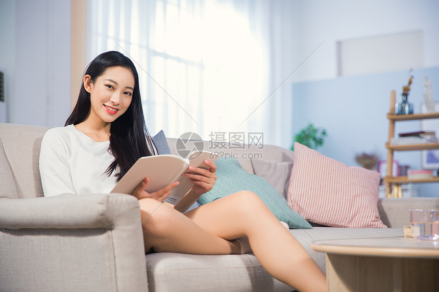 女性沙发上阅读图片