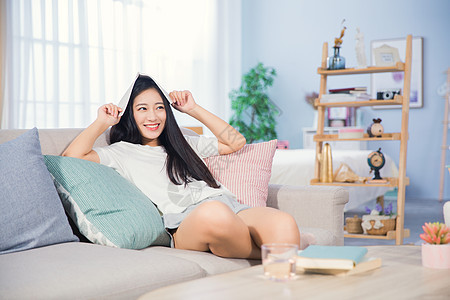 女性客厅玩书背景图片