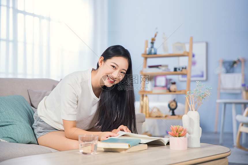 女性客厅学习图片