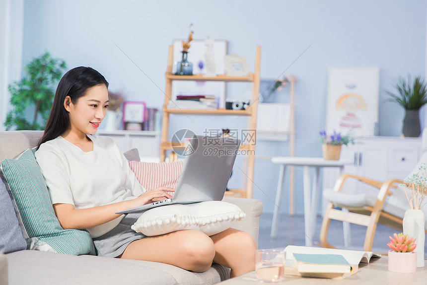 女性客厅玩电脑图片